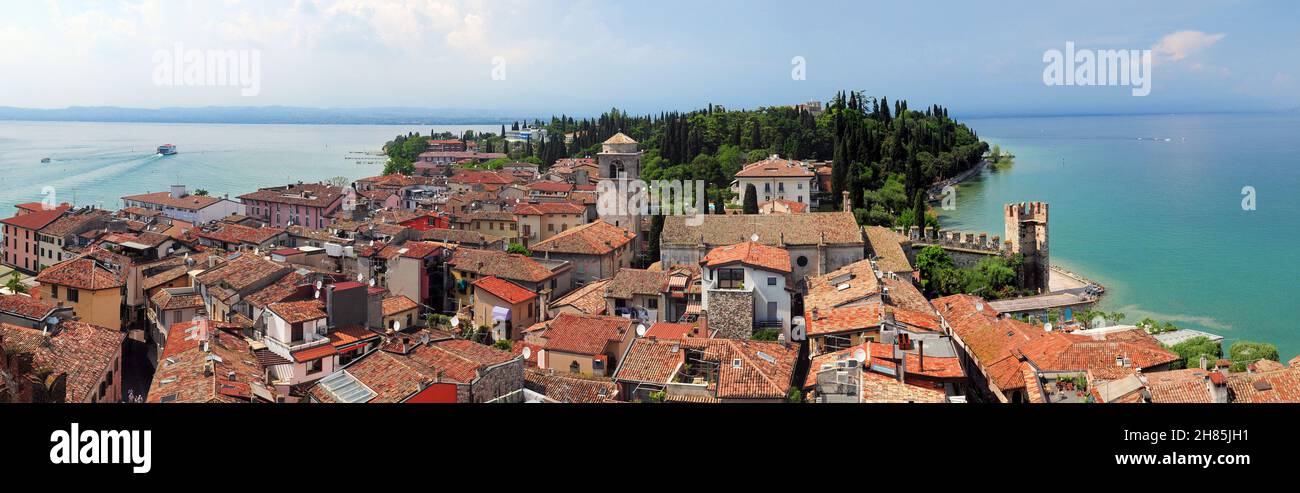 Blick von der Burg Scaligero auf die Altstadt von Sirmione am Gardasee in Italien an Einem schönen Frühlingstag mit Blauem Himmel und Ein paar Wolken Stockfoto