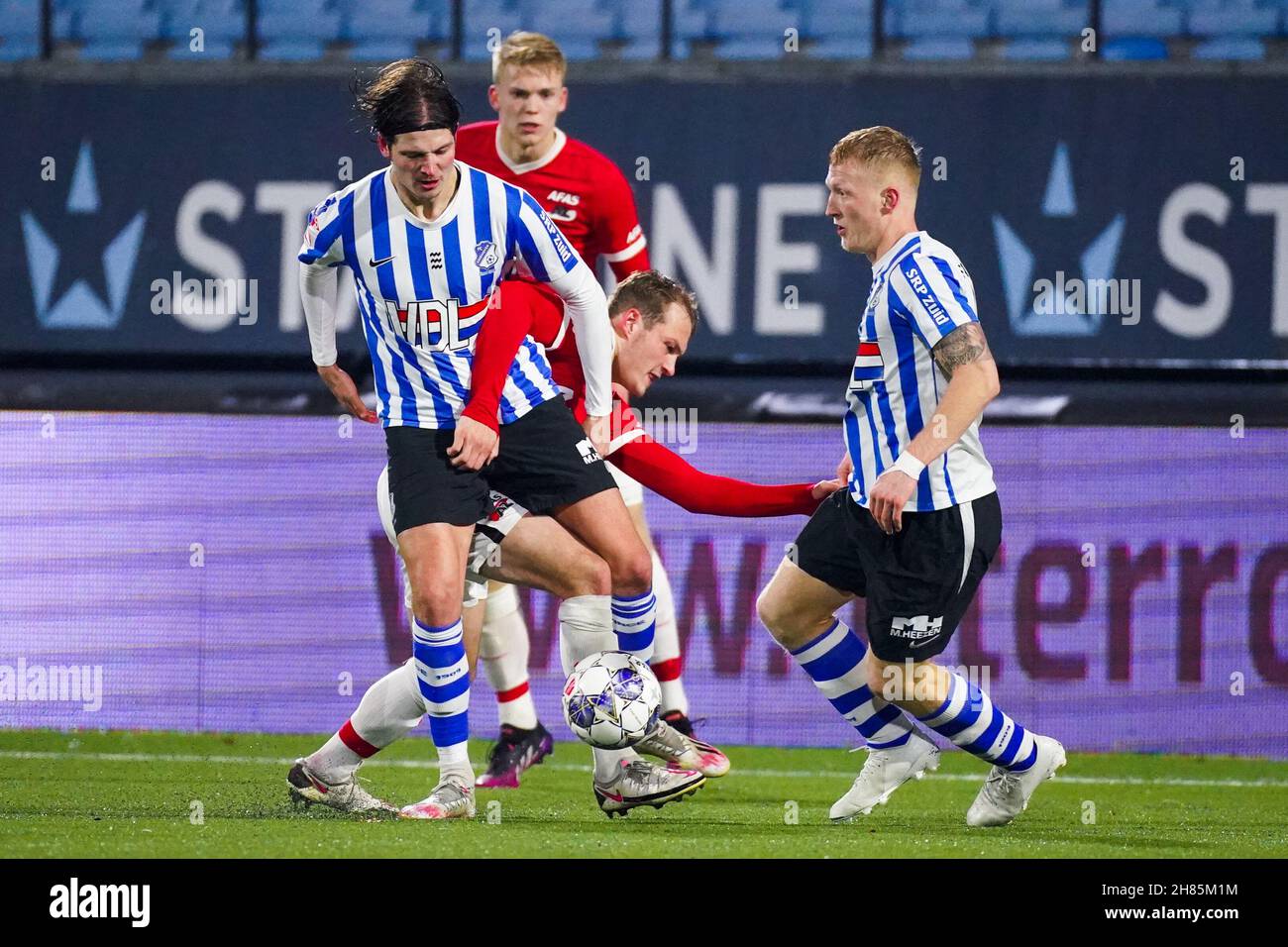 EINDHOVEN, NIEDERLANDE - 26. NOVEMBER: Maarten Peijnenburg vom FC Eindhoven kämpft mit Thijs Oosting von AZ U23 während des niederländischen Keukenkampioendivisie-Spiels zwischen FC Eindhoven und Jong AZ Alkmaar im Jan Louwers Stadion am 26. November 2021 in Eindhoven, Niederlande (Foto: Joris Verwijst/Orange Picles) Stockfoto
