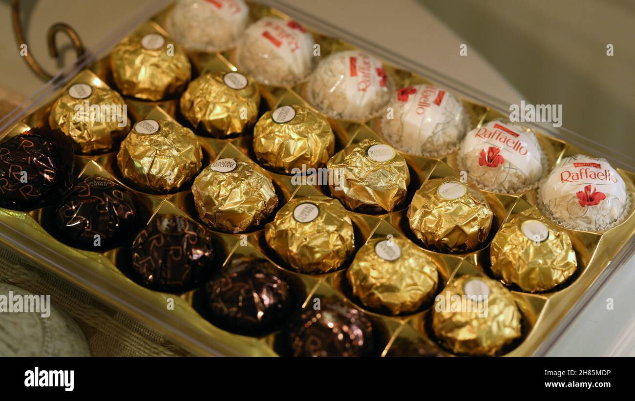 Mix aus luxuriösen Rocher-Schokoladentrüffeln oder festlichen Anlässen wie  Weihnachten. Die Ferrero Collection umfasst auch die Kollektionen  „Raphaellos“, „Ferrero Rochers“ und mehr Stockfotografie - Alamy