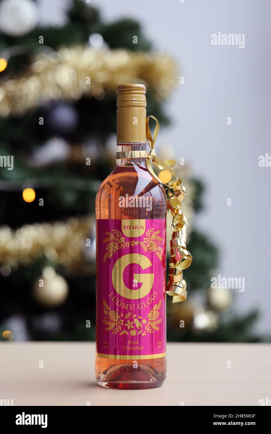 Luomu Rose Glögi 10% Alkohol - ein Bio-Glogg-Getränk mit 10% Alkohol. Traditionelles finnisches Weihnachtsgetränk in Nahaufnahme mit einem Weihnachtsbaum. Stockfoto