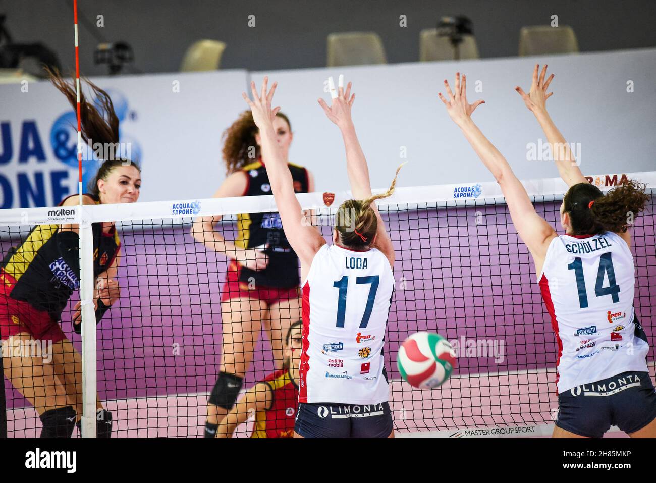 Rom, Italien. 27th. November 2021. Loda Sara, Schoelzel Marie Block während Acqua&Sapone Roma Volley Club vs Volley Bergamo 1991, Volleyball Italienische Serie A1 Frauenspiel in Rom, Italien, November 27 2021 Kredit: Unabhängige Fotoagentur/Alamy Live Nachrichten Stockfoto