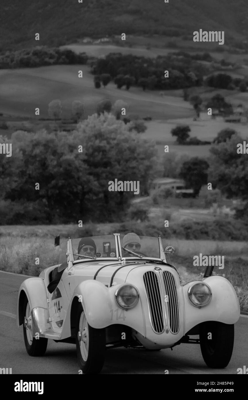 CAGL, ITALIEN - 22. Okt 2020: Eine Graustufenaufnahme eines alten Rennwagens BMW 328 (1939) bei der Rallye Mille Miglia Stockfoto