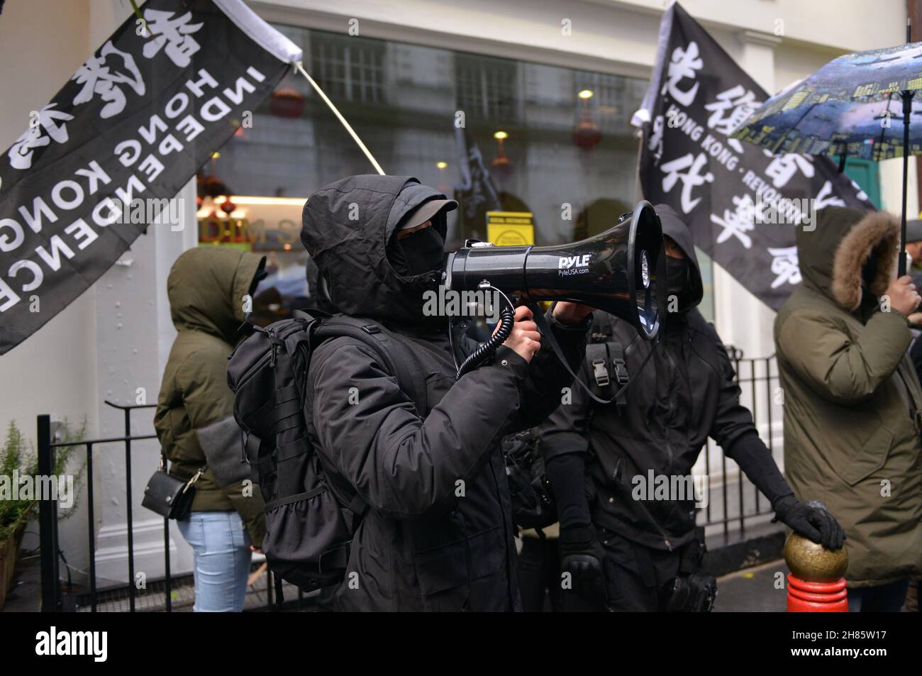 London, Großbritannien. 27th. November 2021. Ein pro-Hongkonger Demokratieproteste und ein Anti-KPCh-Protestler ruft während des Gegen-Protestes Slogans auf ein Megaphon: Dutzende pro-Demokratie, pro-Unabhängigkeit Hongkongs und gegen die KPCh (Kommunistische Partei Chinas) Die Demonstranten veranstalteten einen Gegenprotest gegen die von den chinesischen Vereinigungen im Vereinigten Königreich organisierte Anti-Asiatische Hasskundgebung „gegen den neuen Kalten Krieg“ in Londons Chinatown. (Foto von Thomas Krych/SOPA Images/Sipa USA) Quelle: SIPA USA/Alamy Live News Stockfoto