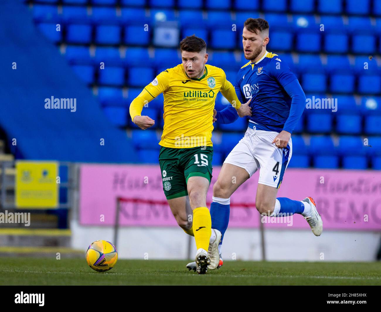 McDiarmid Park, Perth, Großbritannien. 27th. November 2021. Schottischer Premier League-Fußball, St. Johnstone gegen Hibernian; Kevin Nisbet von Hibernian kommt von Jamie McCart von St. Johnstone Kredit: Action Plus Sports/Alamy Live News Stockfoto