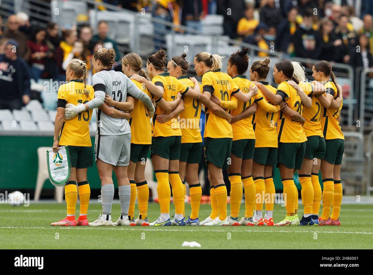 Die Matildas hören die australische Nationalhymne während des Spiels eins der internationalen Freundschaftsserie zwischen den australischen Matildas und der United States of America Women's National Team am 27. November 2021 im Stadium Australia in Sydney, Australien. Stockfoto