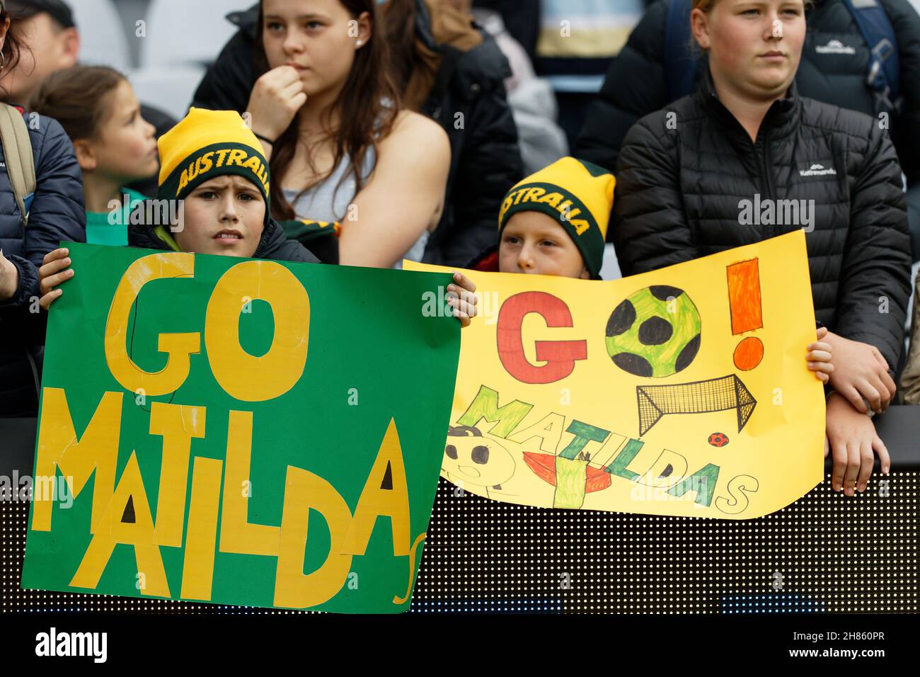 Australische Fans unterstützen die Matildas während des ersten Spiels der internationalen Freundschaftsserie zwischen den australischen Matildas und der United States of America Women's National Team am 27. November 2021 im Stadium Australia in Sydney, Australien. Stockfoto