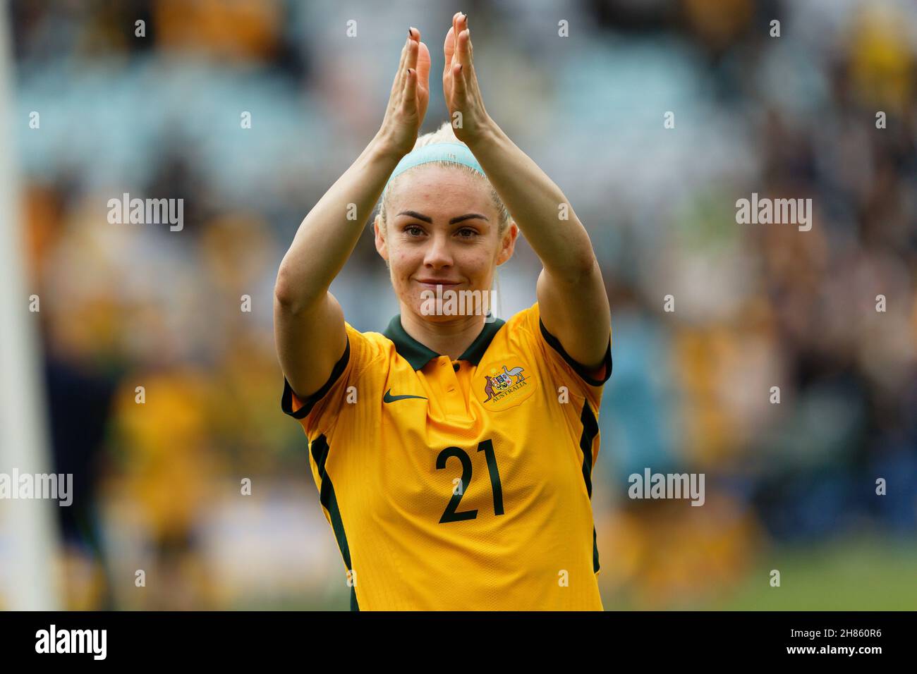 Ellie CARPENTER dankt den Fans nach Spiel eins der internationalen Freundschaftsserie zwischen den australischen Matildas und der United States of America Women's National Team im Stadium Australia am 27. November 2021 in Sydney, Australien. Stockfoto