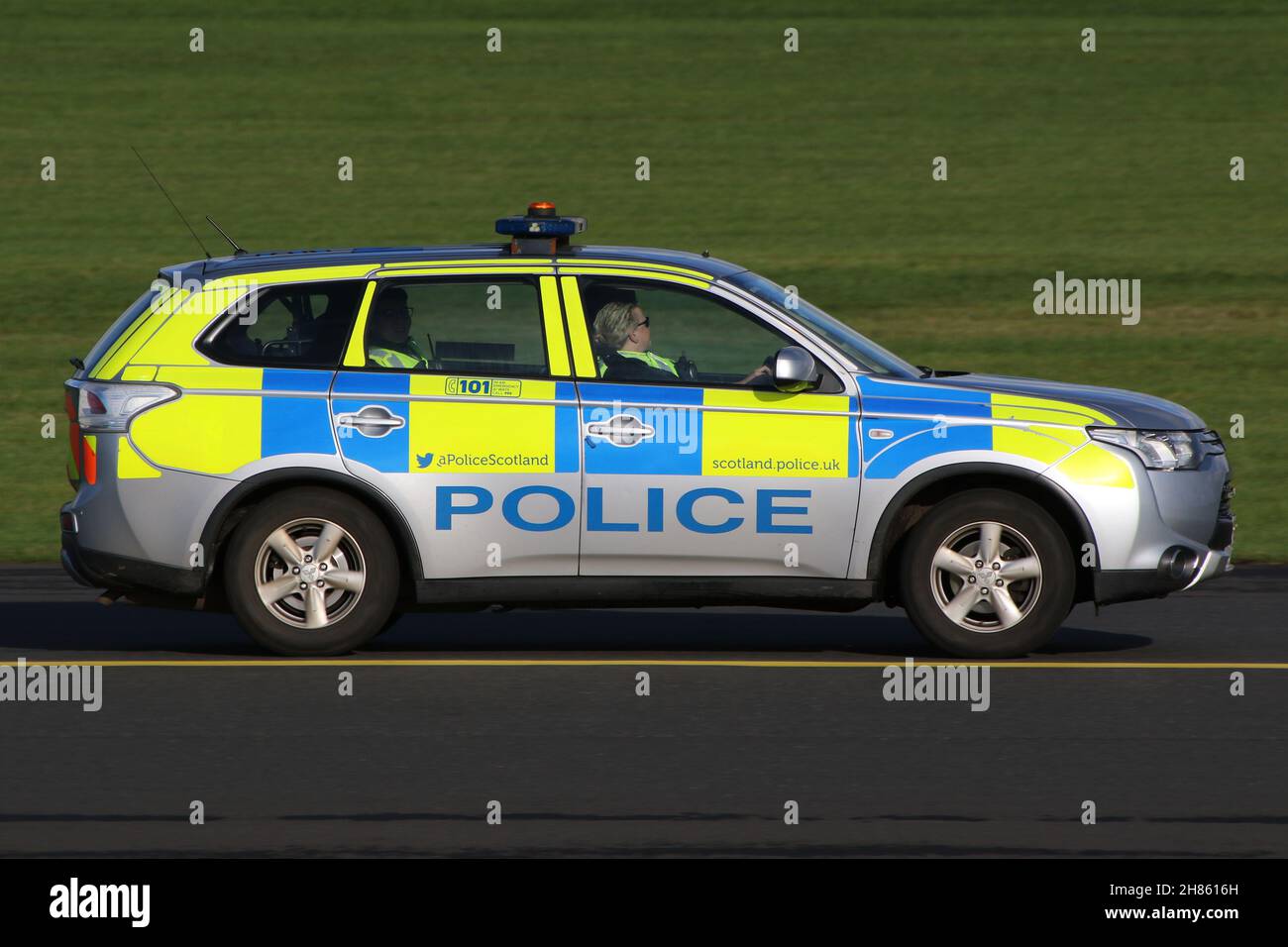 SF15 KDV, ein Mitsubishi Outlander, der von Police Scotland betrieben wird, patrouilliert während der Klimakonferenz COP26 den Flughafen Prestwick und seine Umgebung in Ayrshire, Schottland. Stockfoto