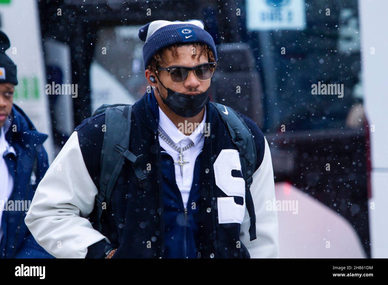 East Lansing, Michigan, USA. 27th. November 2021. Penn State Spieler kommen im Spartan Stadium an, während der Schnee vor ihrem Spiel gegen Michigan State fällt. (Bild: © Scott Mapes/ZUMA Press Wire) Stockfoto