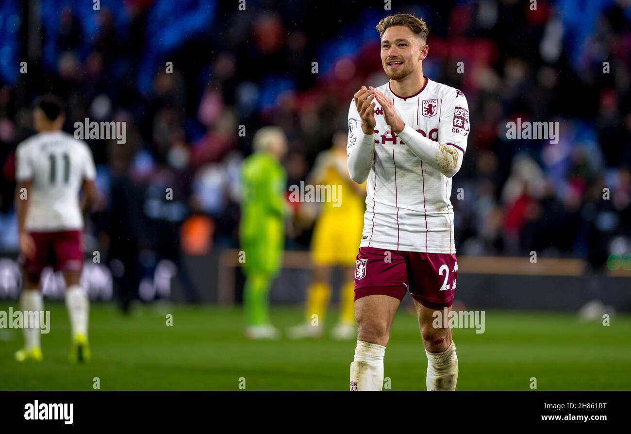 London, Großbritannien. 27th. November 2021. Matthew Cash vom Aston Villa FC begrüßt die Fans am Ende des Premier League-Spiels zwischen Crystal Palace und Aston Villa im Selhurst Park, London, England am 27. November 2021. Foto von Phil Hutchinson. Nur zur redaktionellen Verwendung, Lizenz für kommerzielle Nutzung erforderlich. Keine Verwendung bei Wetten, Spielen oder Veröffentlichungen einzelner Clubs/Vereine/Spieler. Kredit: UK Sports Pics Ltd/Alamy Live Nachrichten Stockfoto