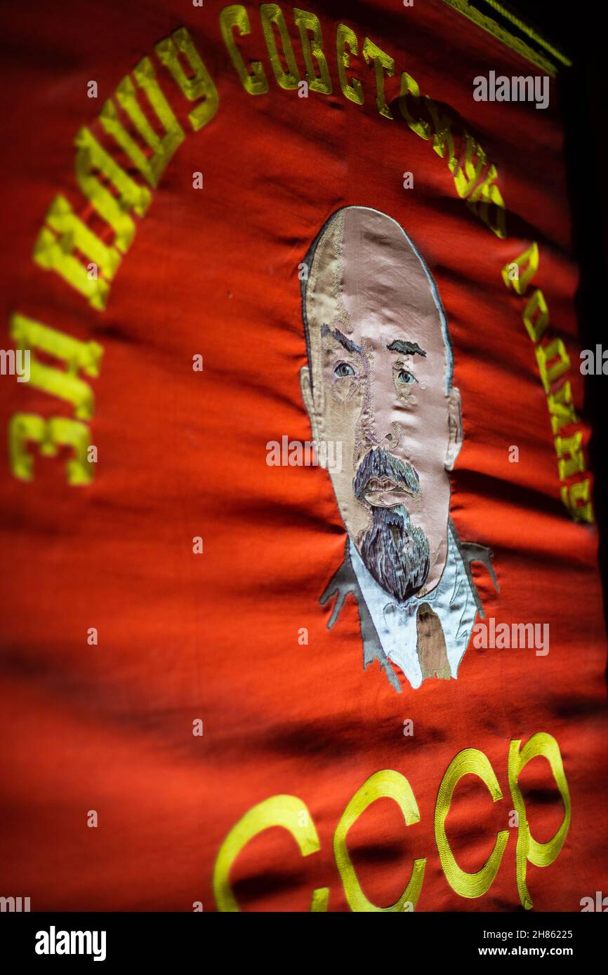 Stoff rotes Plakat mit Lenin mit der Inschrift für unsere sowjetische Heimat der UdSSR Stockfoto