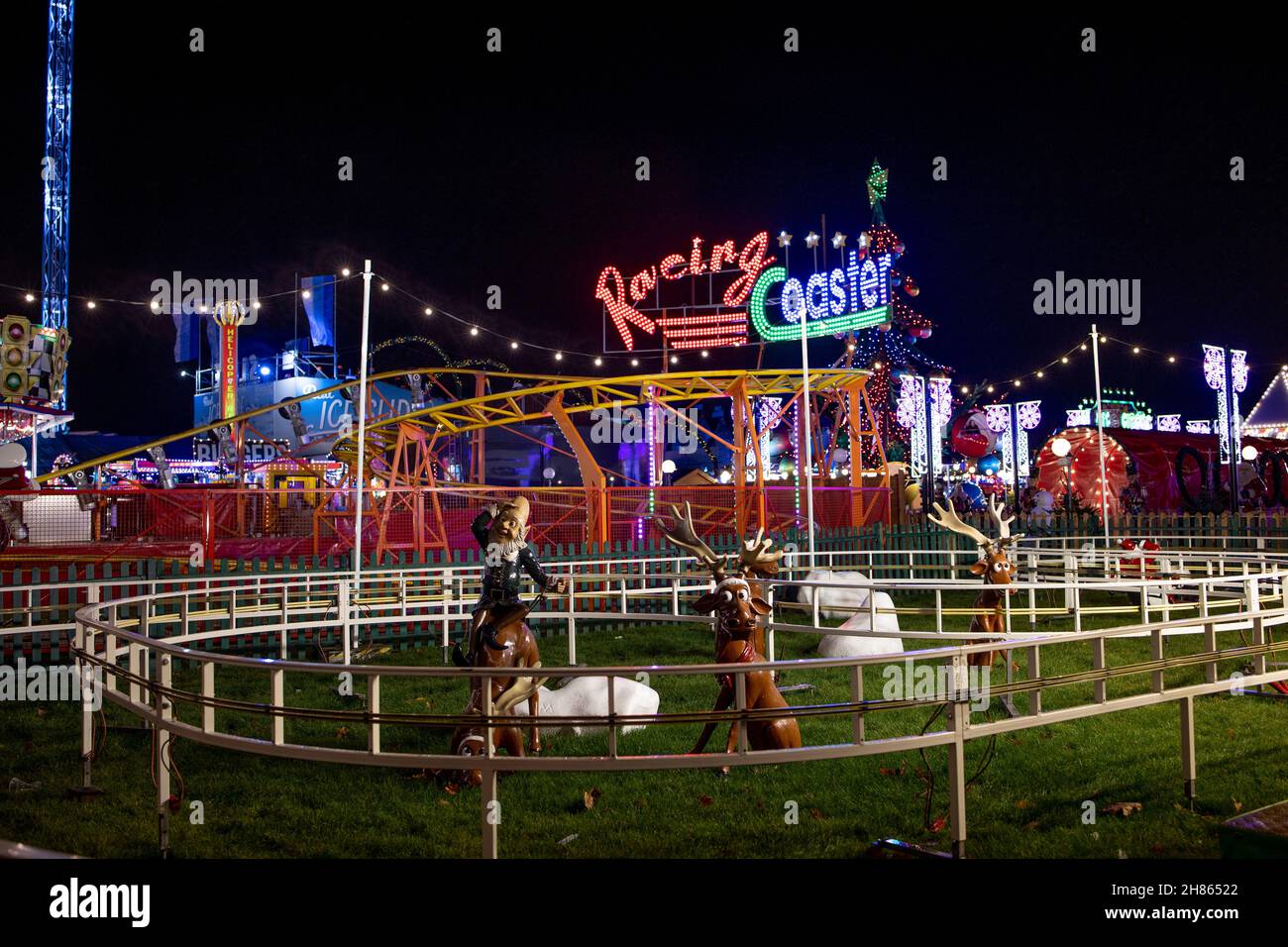 London, Großbritannien. 27th. November 2021. Eine der Fahrten mit Weihnachtsthema im Winter Wonderland.Winter Wonderland ist nach der Annullierung im vergangenen Jahr aufgrund einer Covid-19-Pandemie in den Hyde Park in London zurückgekehrt. Sie hat in diesem Jahr auf das Ticketing-System umgestellt, um soziale Distanzierungen zu praktizieren und die Anzahl der Personen, die an der Veranstaltung teilnehmen, zu begrenzen. Kredit: SOPA Images Limited/Alamy Live Nachrichten Stockfoto