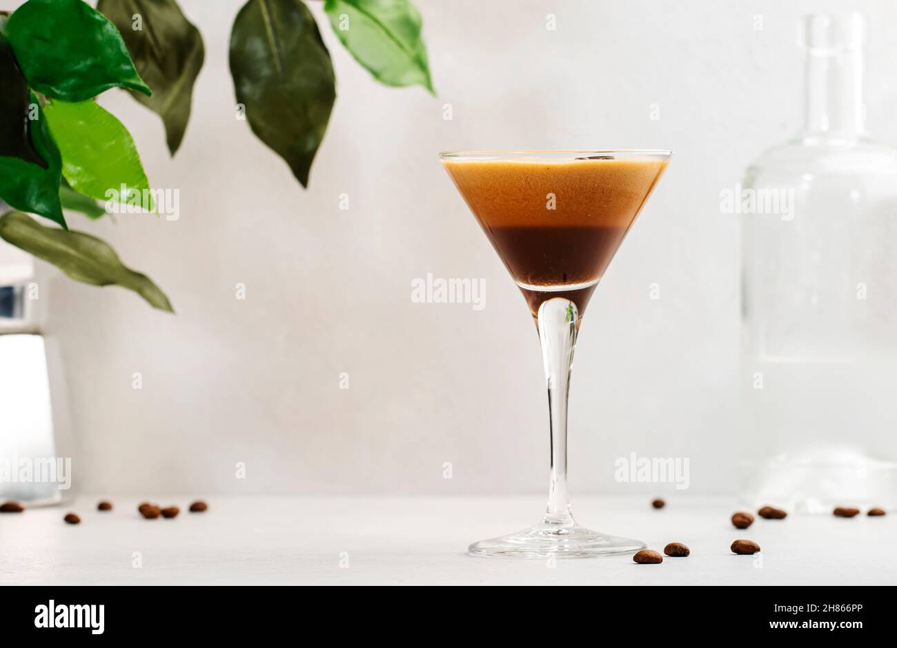 Espresso martini, trendiger Alkoholcocktail mit Wodka, Kaffeelikör, Sirup und Eis, schwarzer