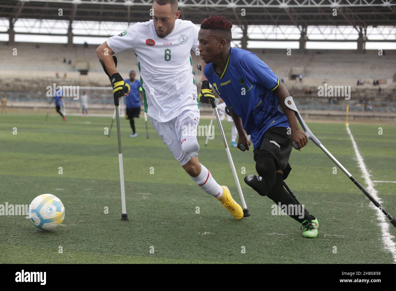 Tansania, Tansania. 27th. November 2021. Die Spieler treten am 27. November 2021 beim Eröffnungsspiel des Eröffnungsspiels des Cup of African Nations für Ampagee in dar es Salaam, Tansania, an. Quelle: Herman Emmanuel/Xinhua/Alamy Live News Stockfoto