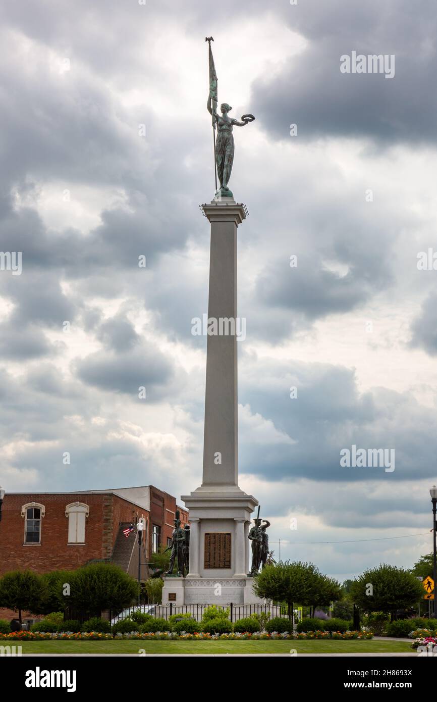 Das Steuben County Soldiers' Monument steht hoch unter den Wolken in der Innenstadt von Angola, Indiana, USA. Stockfoto