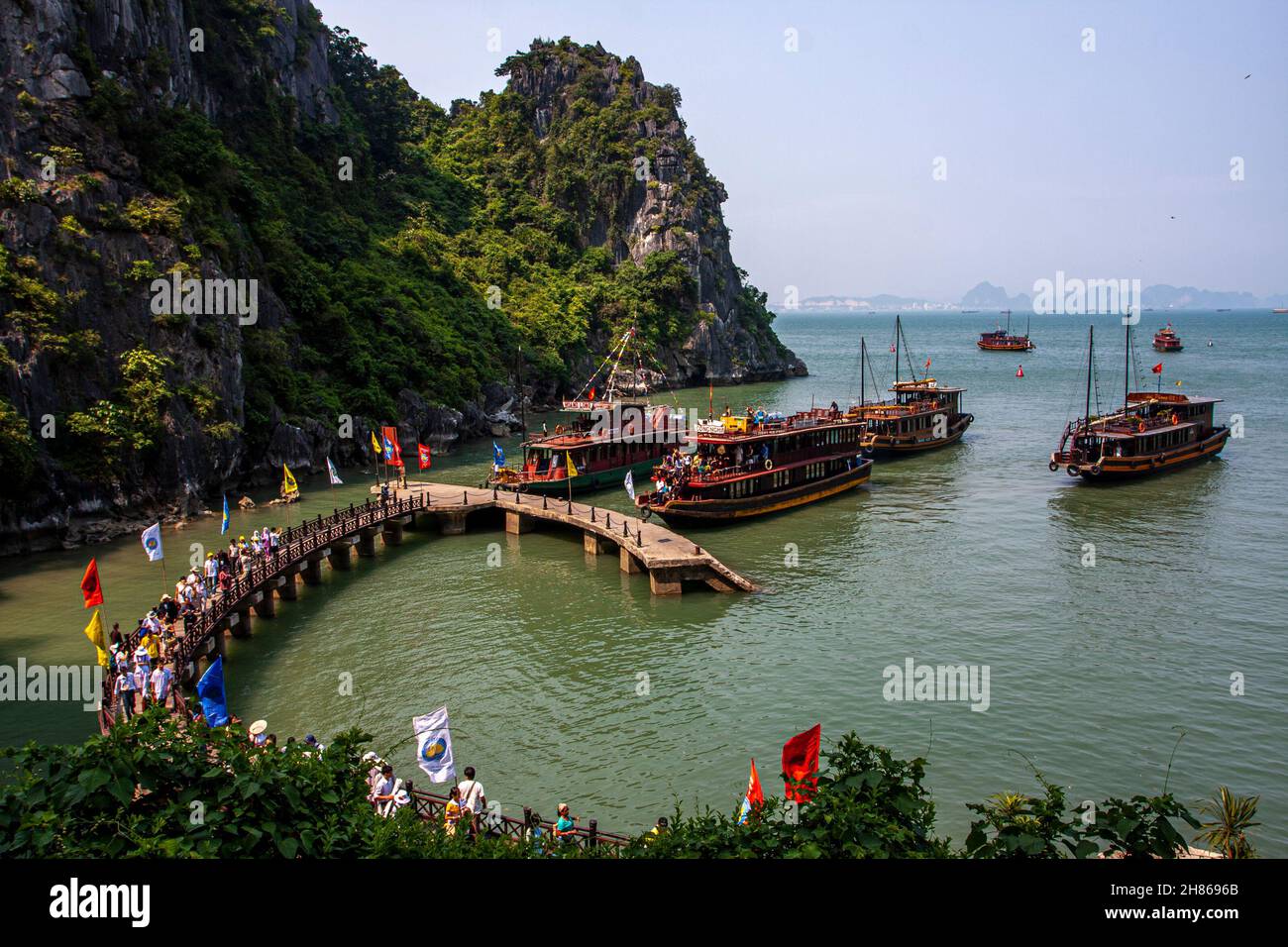 Ha Long Bay im Nordosten Vietnams, Ha Long Beach ist schön, weil Tausende von großen und kleinen Inseln a Stockfoto