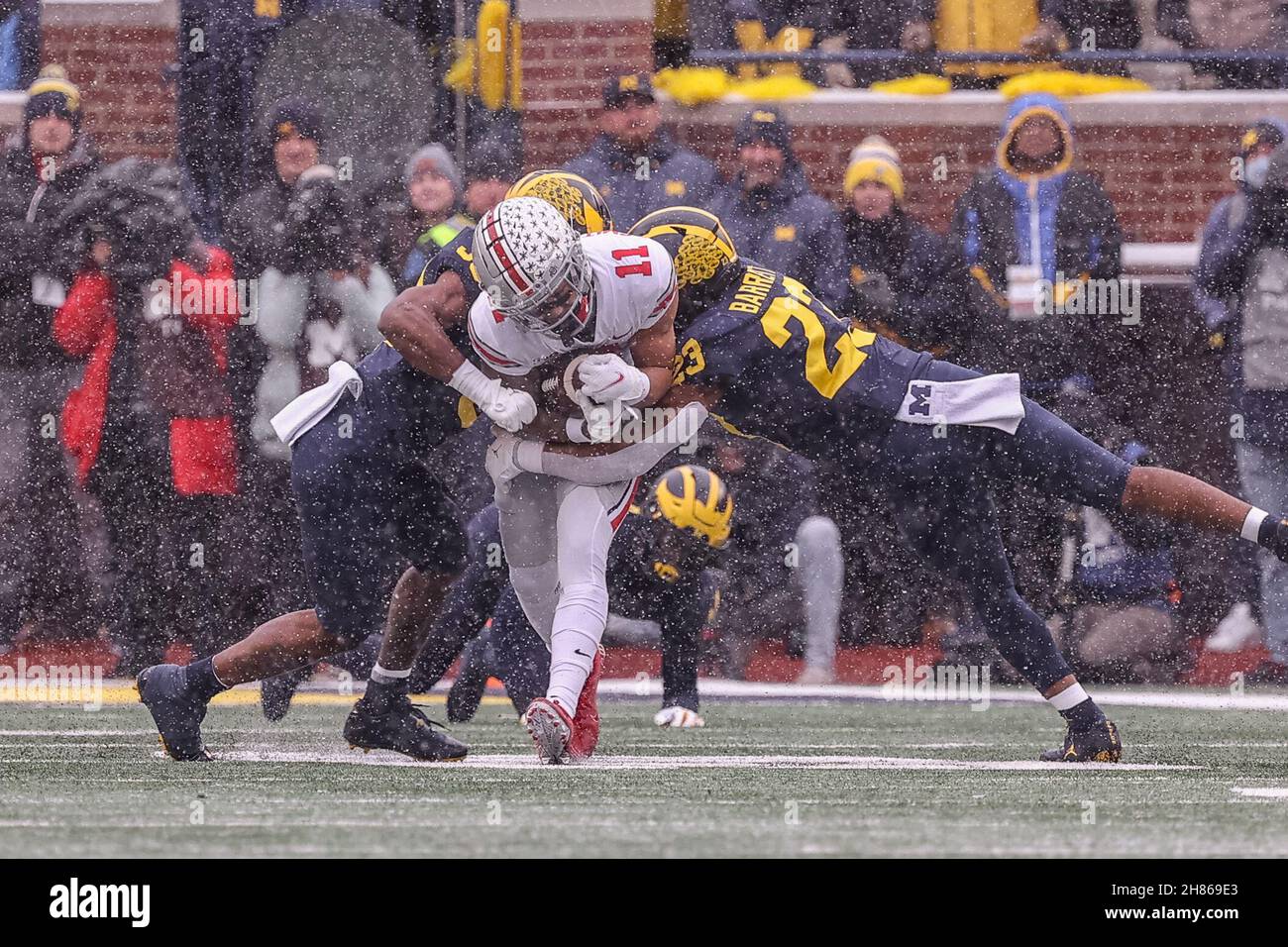 Ann Arbor, Michigan, USA. 27th. November 2021. Der Ohio State Buckeyes Wide Receiver Jaxon Smith-Njigba (11) wird vom Michigan Wolverines-Linebacker Michael Barrett (23) im Spiel zwischen den Ohio State Buckeyes und Michigan Wolverines im Michigan Stadium, Ann Arbor, Michigan, angegangen. (Bild: © Scott Stuart/ZUMA Press Wire) Stockfoto