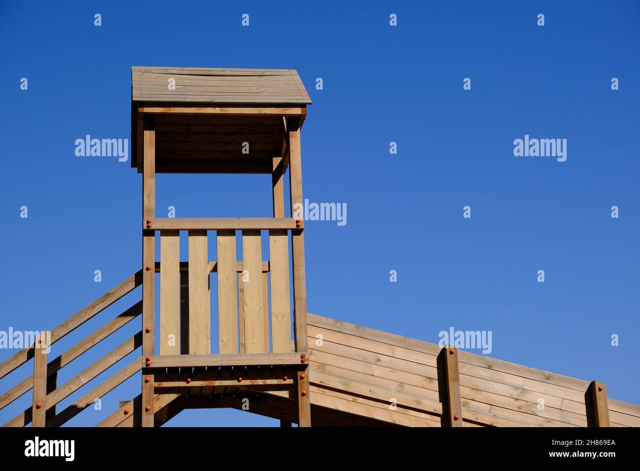 Wodden Spielplatz, Kind und blauer Himmel . Hochwertige Fotos Stockfoto