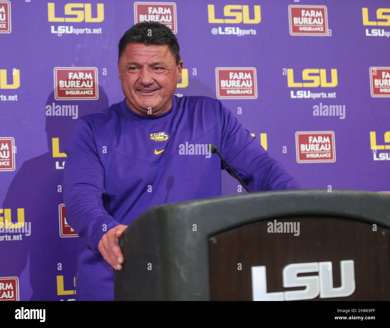 Baton Rouge, LA, USA. 27th. November 2021. LSU-Cheftrainer Ed Orgeron spricht ein letztes Mal die Medien an, nachdem die Texas A&M Aggies und die LSU Tigers im Tiger Stadium in Baton Rouge, LA, nach einem spannenden Sieg von Come from Behind im NCAA-Fußballspiel gewonnen hatten. Jonathan Mailhes/CSM/Alamy Live News Stockfoto