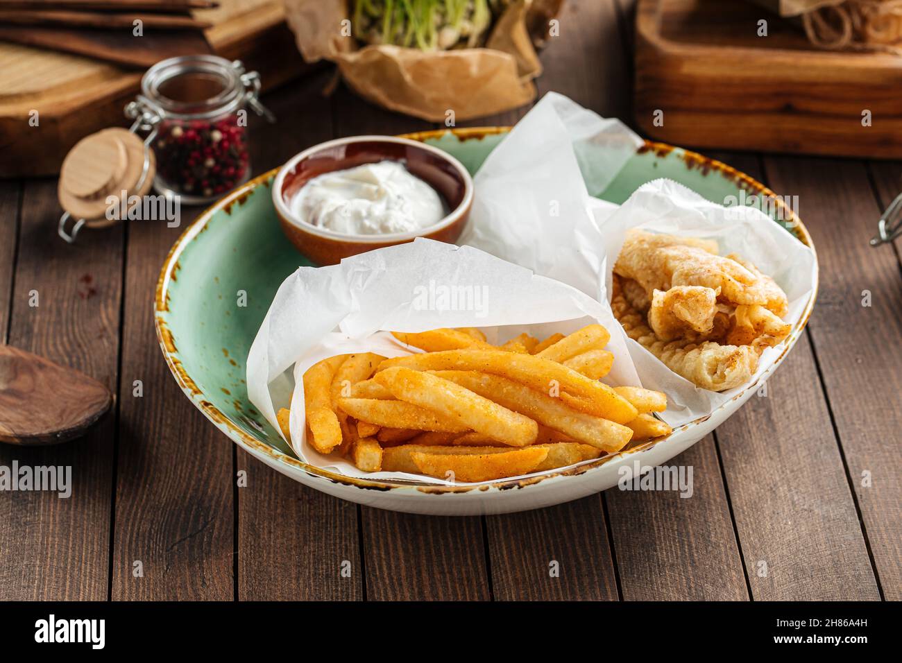 Fisch und Chips Gericht mit Pommes Frites Stockfoto