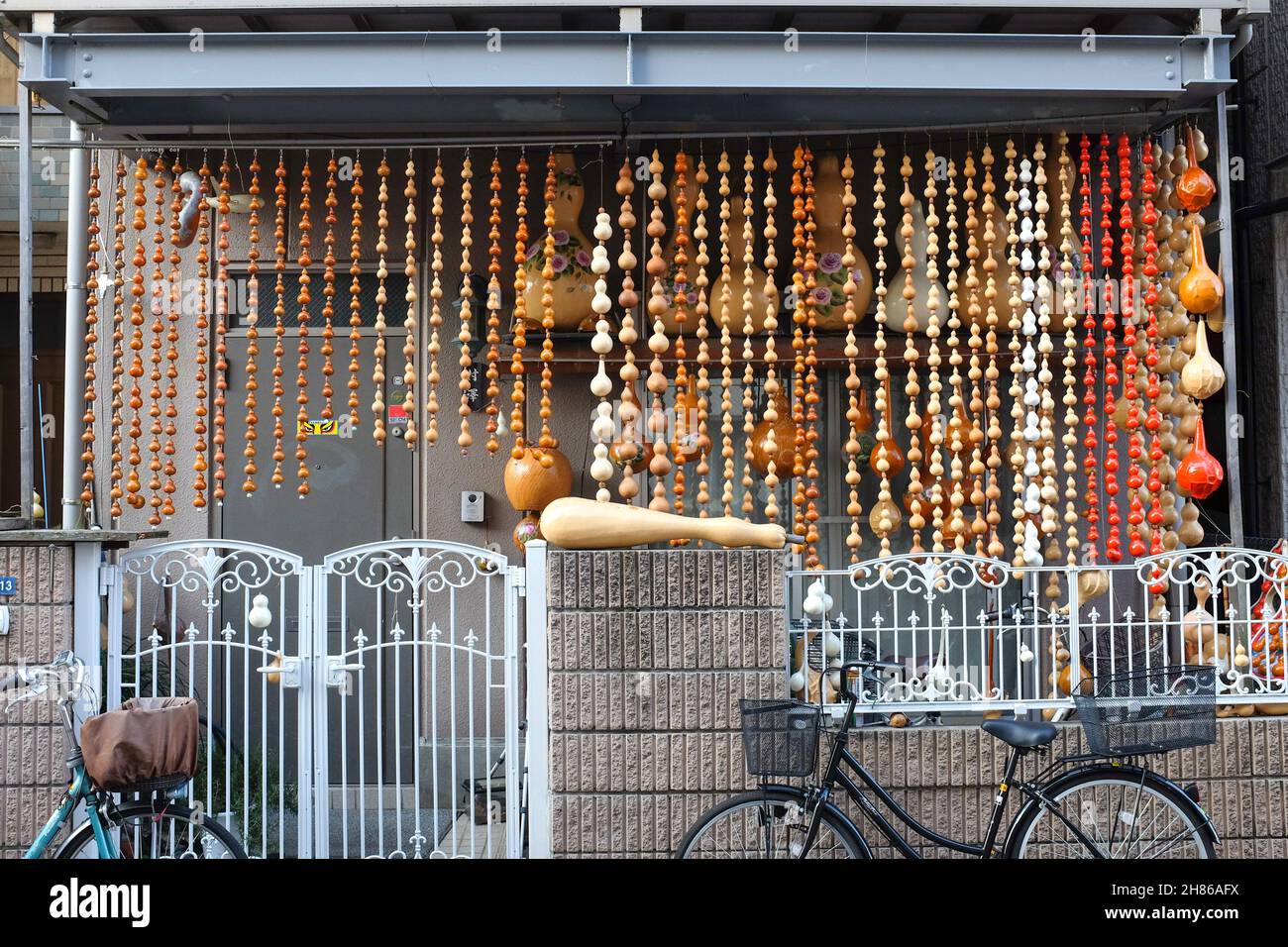 Ein Haus in Japan, geschmückt mit ornamentalem Kalabash/Kürbis. Stockfoto