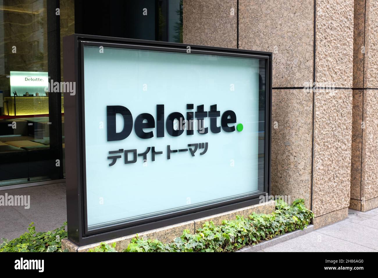 Das Schild vor Deloittes Büro in Tokio, Japan. Stockfoto