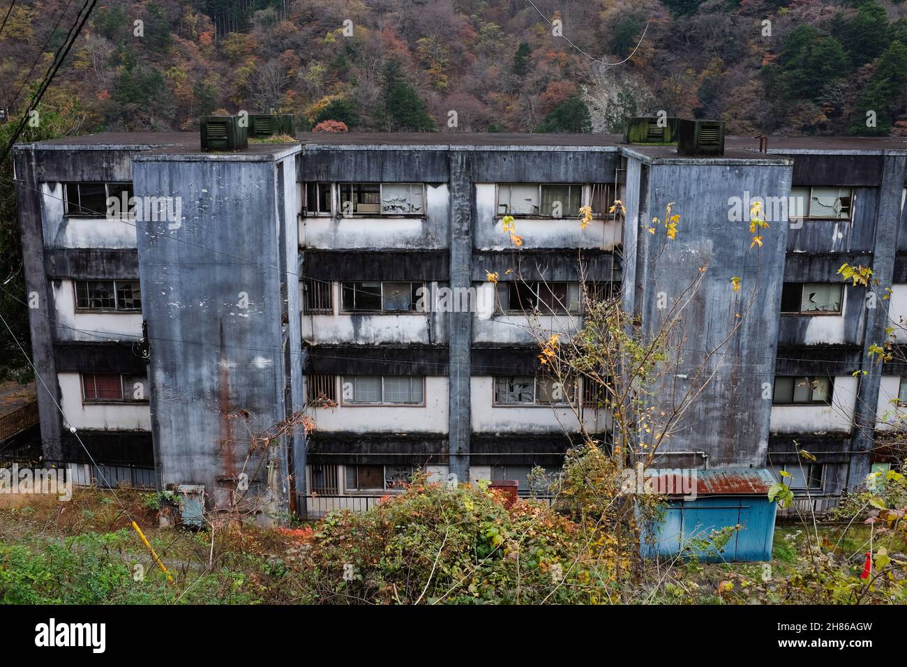 Ein verderbter Wohnblock im äußersten Westen von Tokio, Japan. Stockfoto