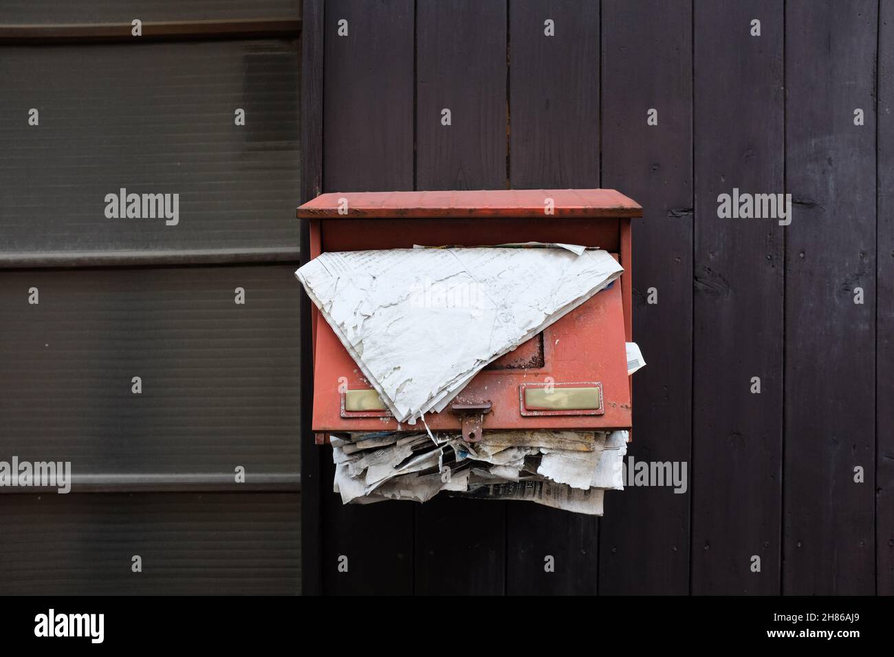 Der Briefkasten eines verlassenen Hauses in Tokio, Japan. Stockfoto