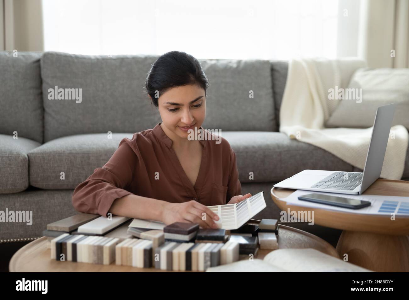 Glücklich motivierte junge indische Frau Planung Wohnung Umgestaltung. Stockfoto