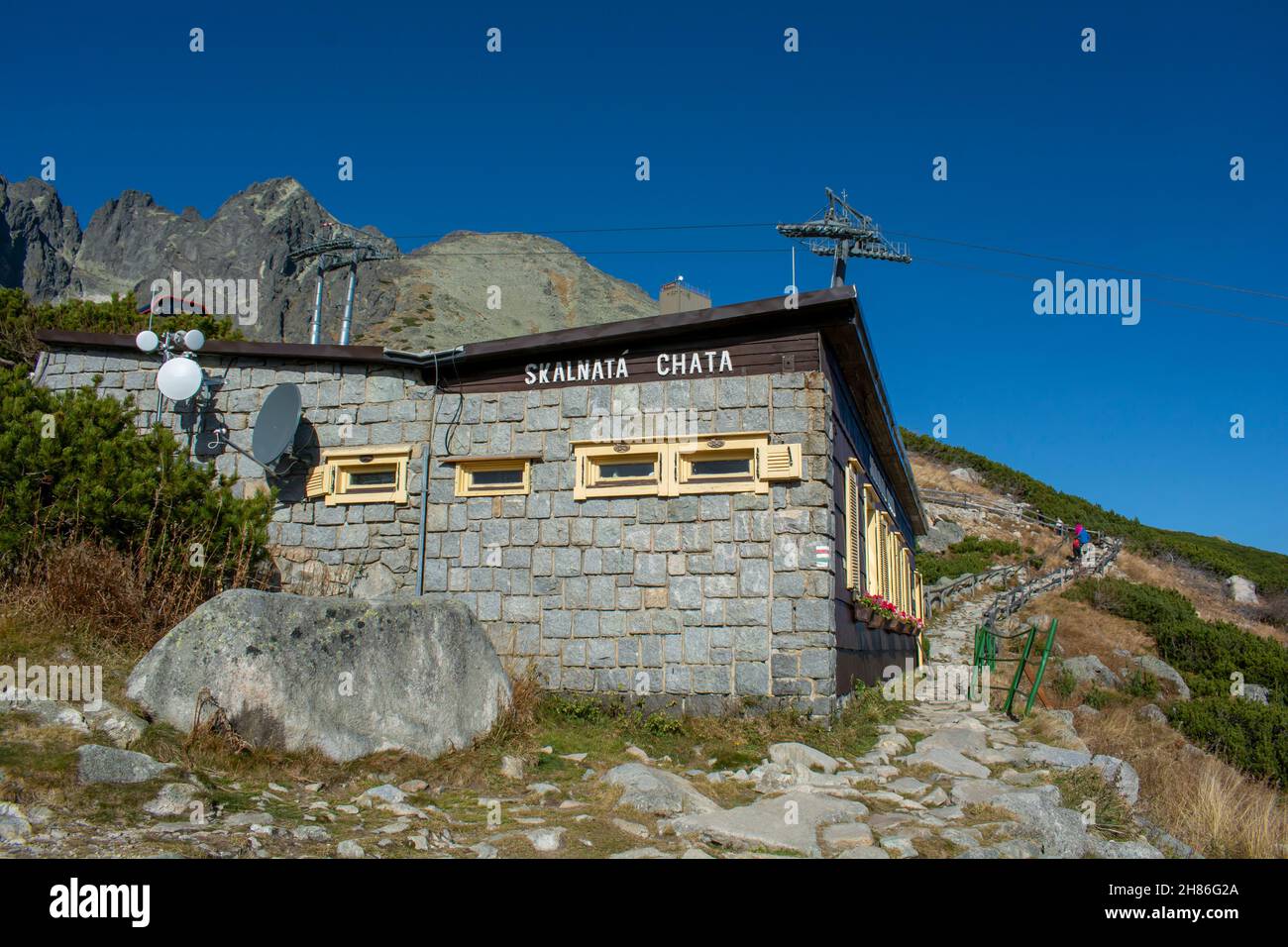 Alpin-Chalet Skalnata chata in der Hohen Tatra. Berghütte in der Nähe des Lomnitzer Gipfels. Tatranska Lomnica. Slowakei. Stockfoto