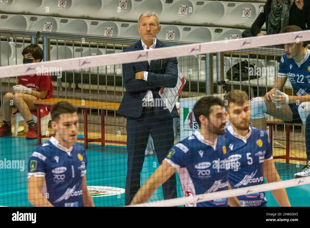 Ravenna, Italien. 27th. November 2021. Emanuele Zanini Cheftrainer von Ravenna während des Consar Ravenna gegen Allianz Milano, Volleyball Italienische Serie A Männer Superliga Meisterschaft in Ravenna, Italien, November 27 2021 Quelle: Independent Photo Agency/Alamy Live News Stockfoto