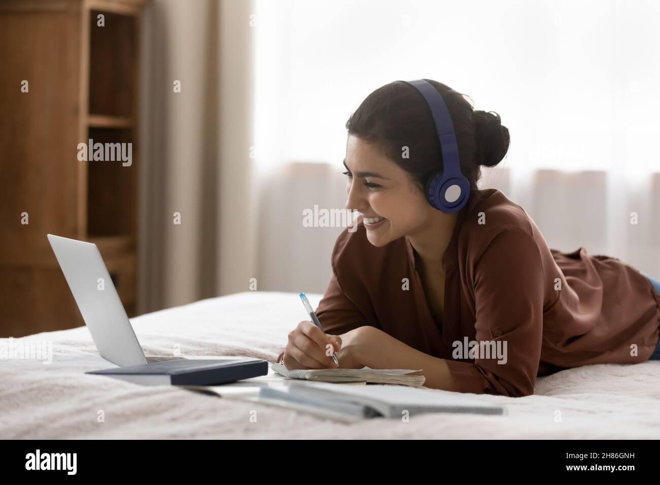 Glücklich schöne junge indische Frau genießen pädagogische Vorlesung. Stockfoto