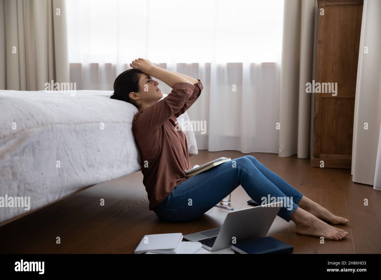 Unglücklich gestresste junge inderin fühlt sich müde. Stockfoto