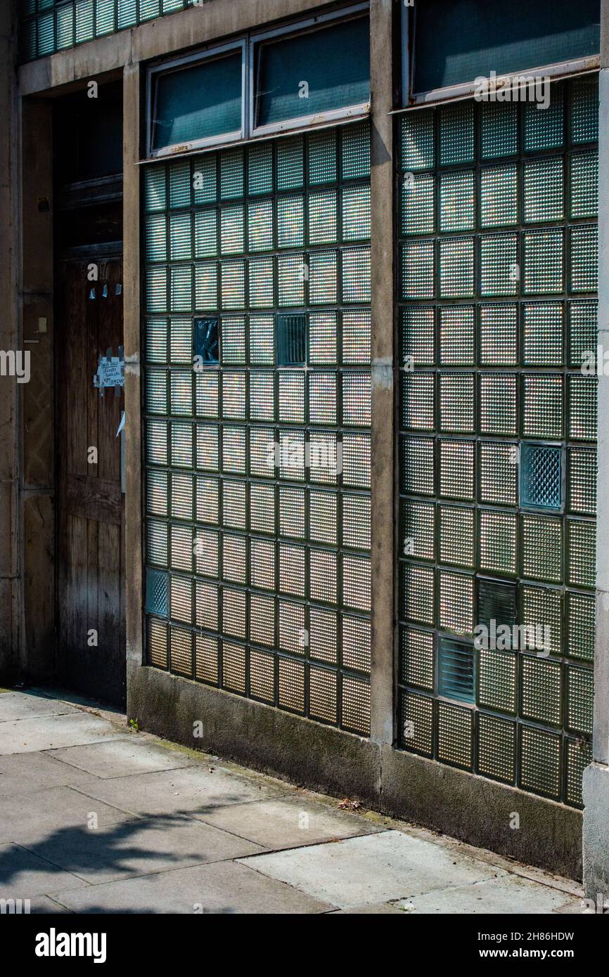Glasziegelwand an der Vorderseite eines alten Bürogebäudes in London Stockfoto