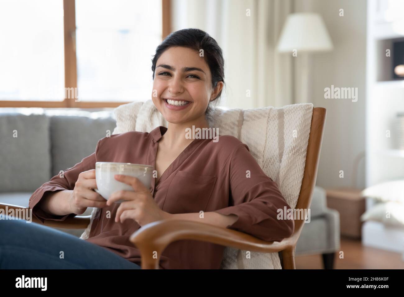 Porträt einer lächelnden inderin mit einer Tasse Tee. Stockfoto