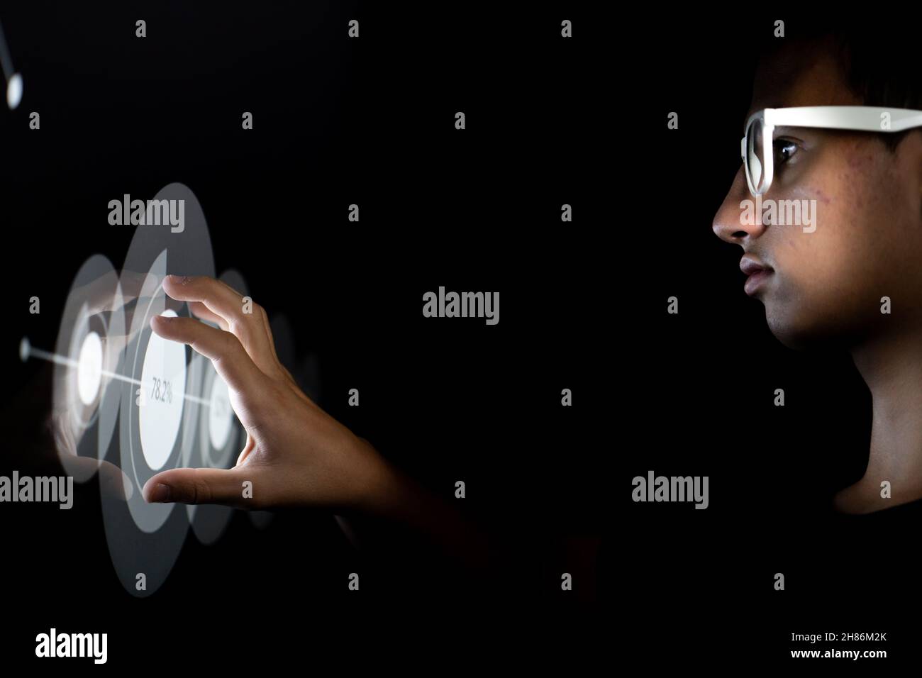Ein Mann berührt mit seinem Finger ein Smart-Home-Konzept auf einem Touchscreen. Hochwertige Fotos Stockfoto