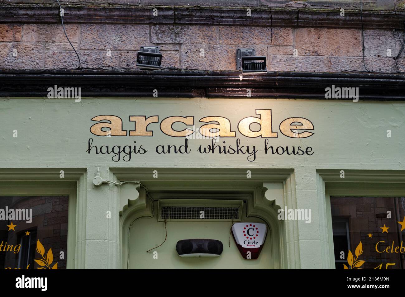 Edinburgh, Schottland - 20. Nov 2021: Das Schild für Arcade Bar Haggis & Whisky House in Edinburgh. Stockfoto