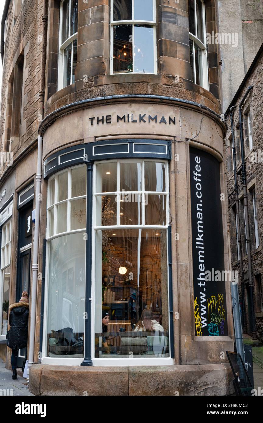 Edinburgh, Schottland - 20. Nov 2021: Die Vorderseite des Milkman Coffee Shops in Edinburgh. Stockfoto