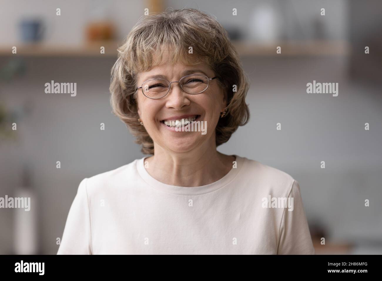 Glücklich älter reif 60s Frau innen Kopf geschossen Porträt Stockfoto