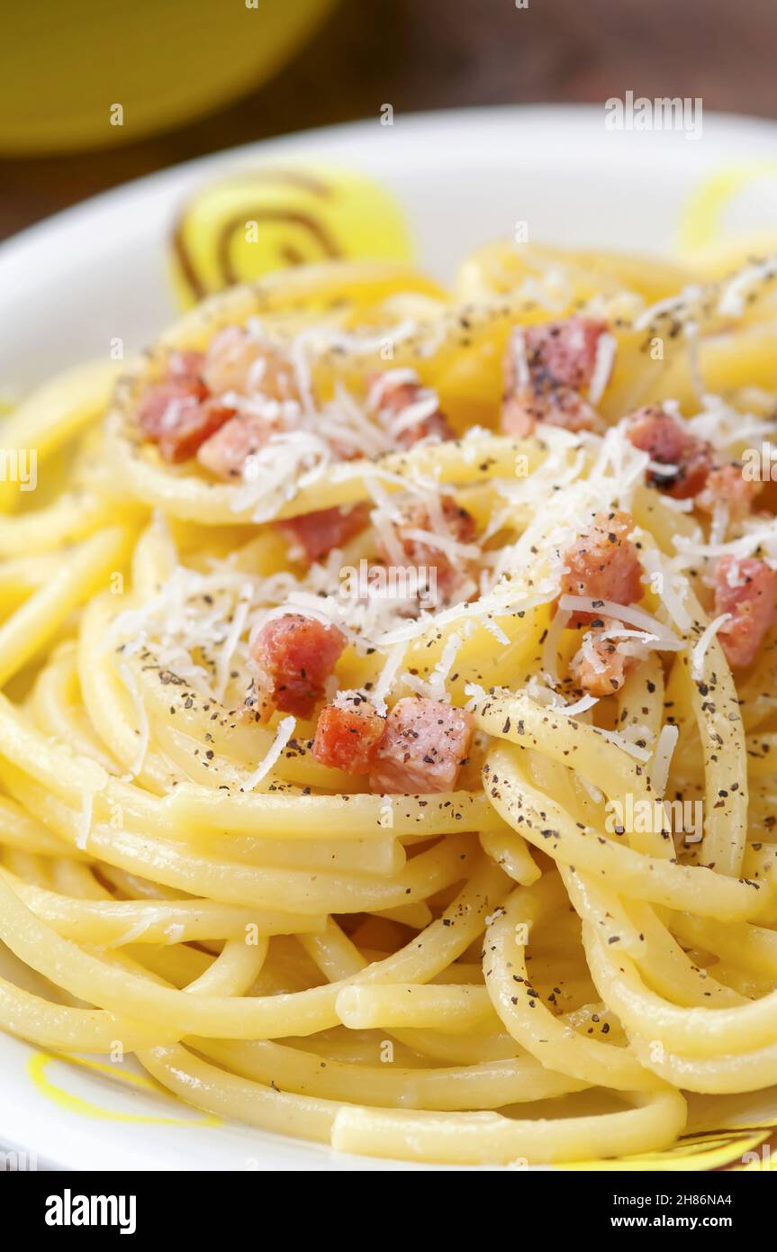 Carbonara-Spaghetti mit Speck und Eiern Stockfoto