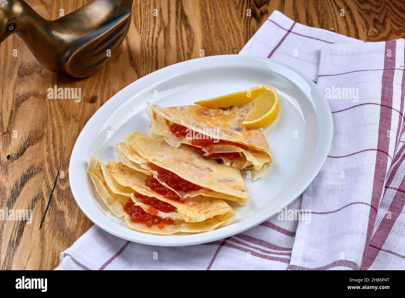 Pfannkuchen oder Blini mit rotem Kaviar. Russische Küche. Maslenitsa Stockfoto