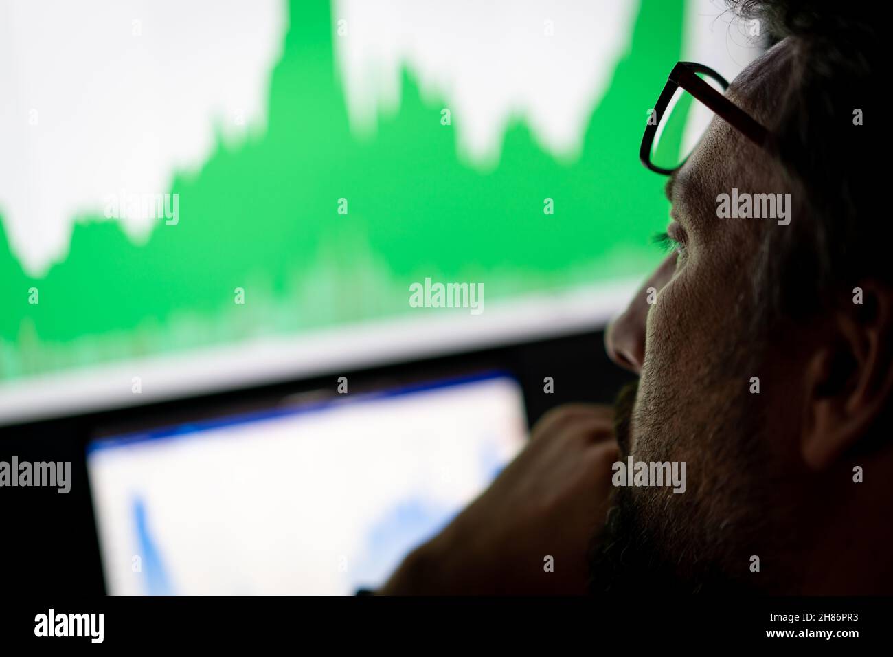 Analysten von Krypto-Händlern, die auf dem Computerbildschirm an den Online-Aktienmarkt denken, der mit globalen Risiken für Investitionen umgeht. Stockfoto