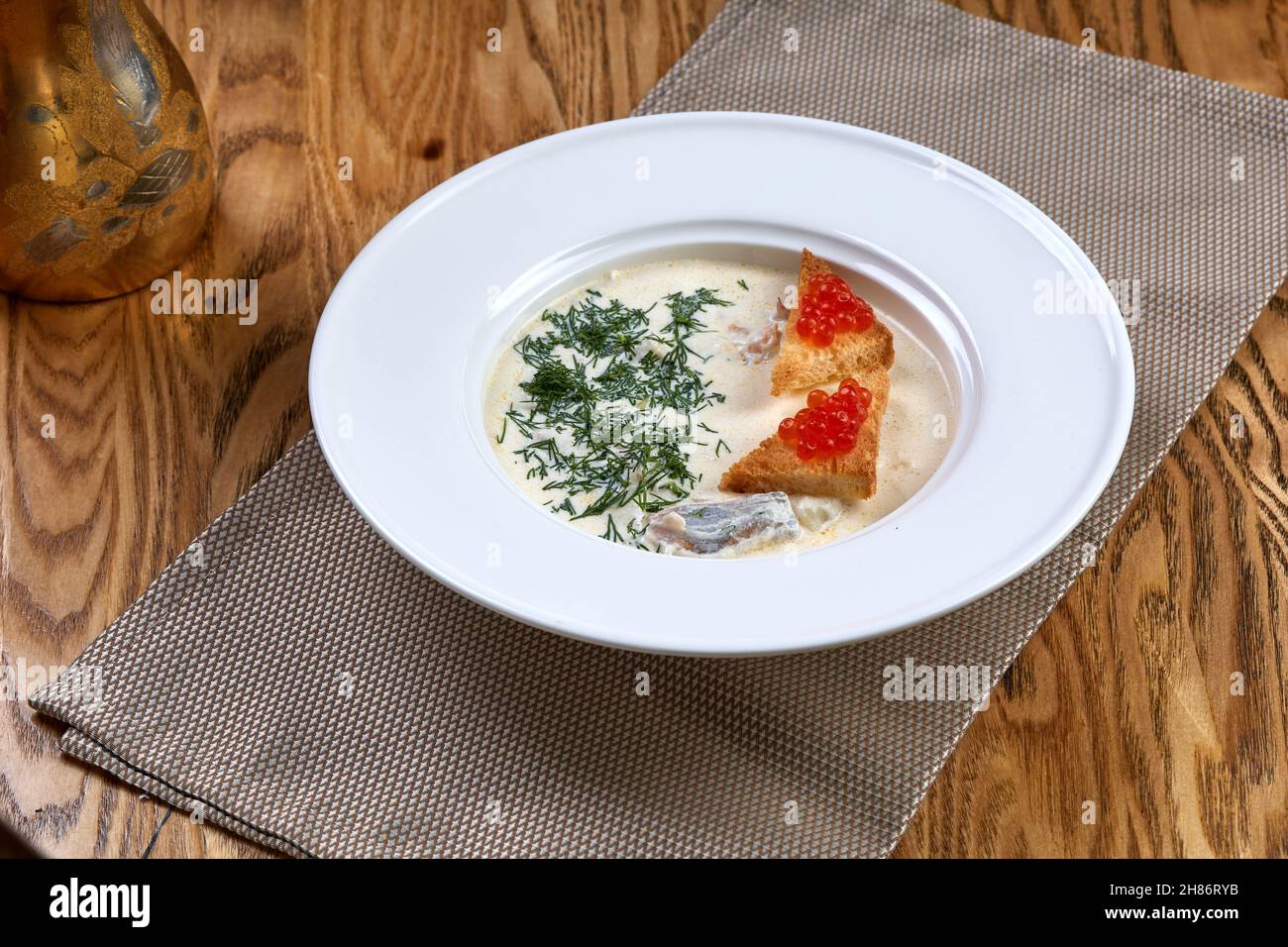 Cremige Suppe mit Lachs und Croutons mit rotem Kaviar Stockfoto