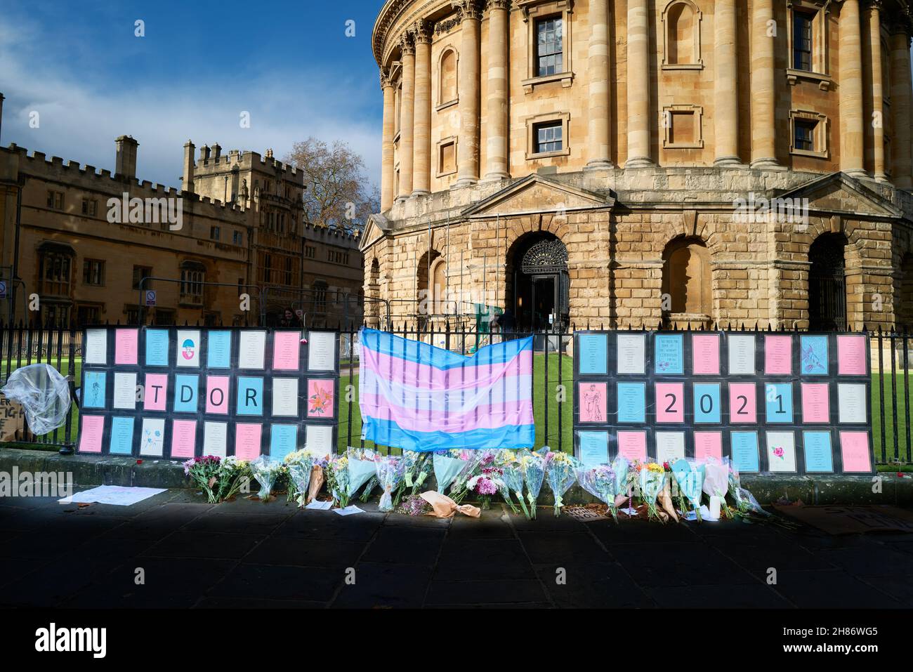 Transgender-Werbe- und Protestbanner, die an Geländer der Radcliffe Camera Library, Universität Oxford, England, gebunden sind. Stockfoto