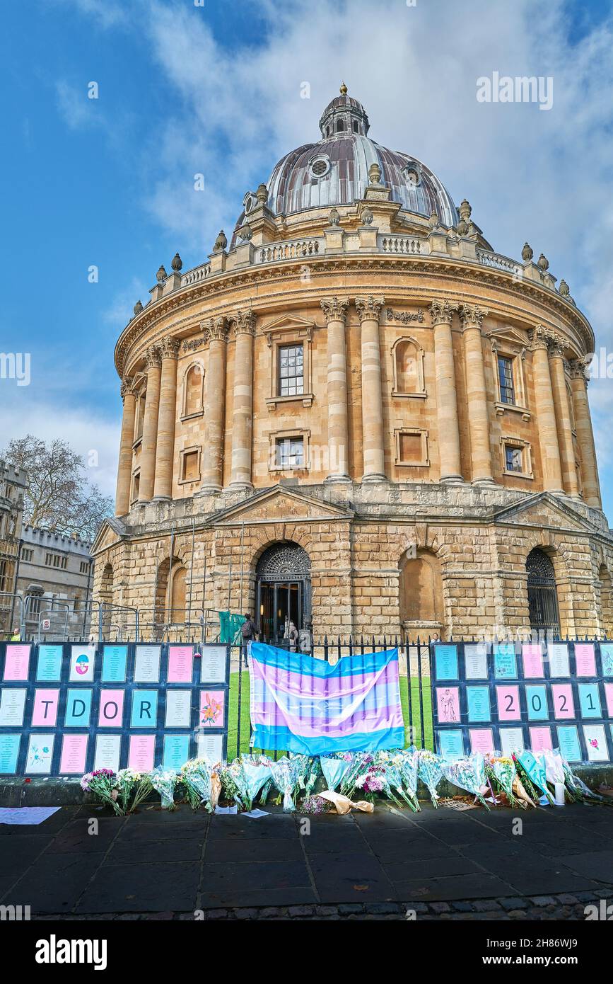 Transgender-Werbe- und Protestbanner, die an Geländer der Radcliffe Camera Library, Universität Oxford, England, gebunden sind. Stockfoto