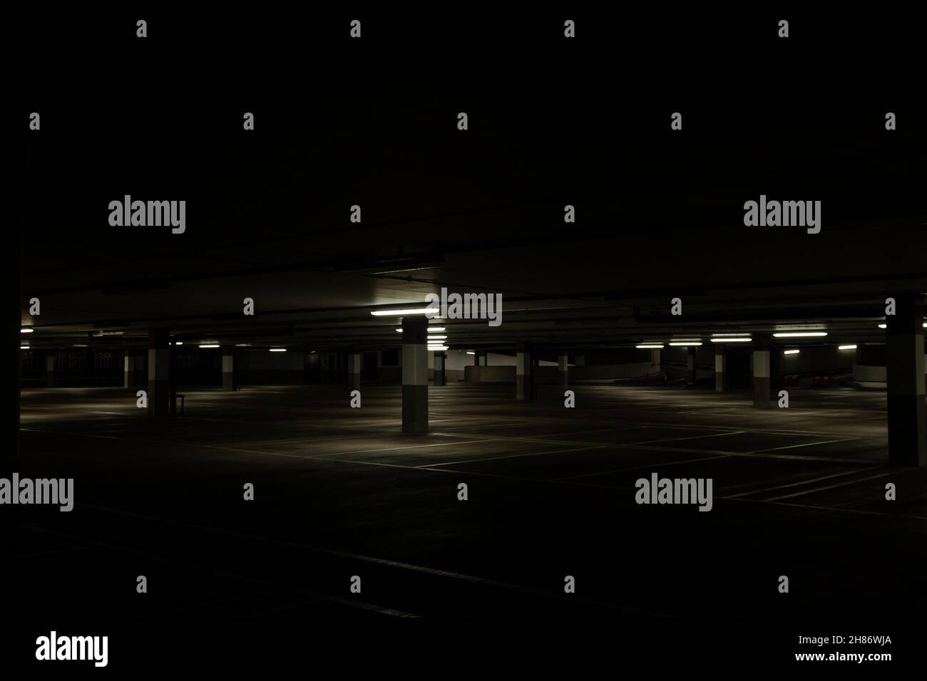 Moody Innenansicht eines leeren mehrstöckigen Parkplatzes bei Nacht, Großbritannien. Stockfoto