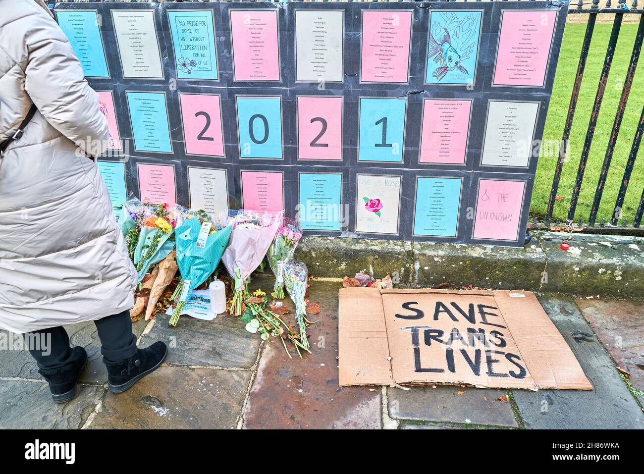 Transgender-Werbe- und Protestbanner, die an Geländer der Radcliffe Camera Library, Universität Oxford, England, gebunden sind. Stockfoto