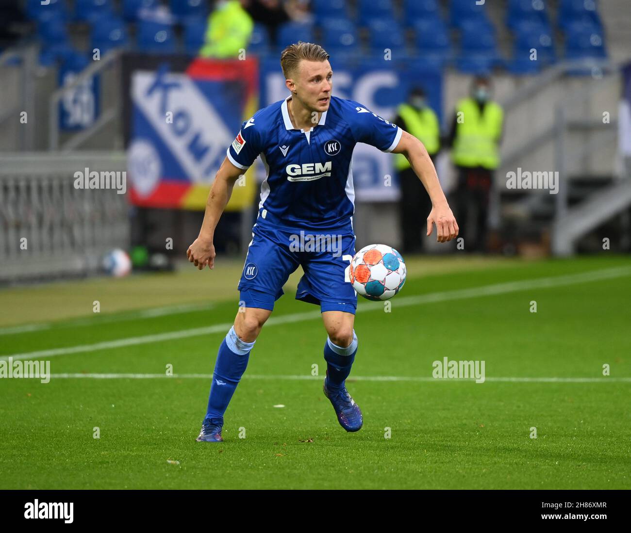 Karlsruhe, Deutschland. 27th. November 2021. Fußball: 2nd Bundesliga, Karlsruher SC - Hannover 96, Matchday 15, im BBBank Wildpark. Karlsruher Marco Thiede. Kredit: Uli Deck/dpa - WICHTIGER HINWEIS: Gemäß den Bestimmungen der DFL Deutsche Fußball Liga und/oder des DFB Deutscher Fußball-Bund ist es untersagt, im Stadion und/oder vom Spiel aufgenommene Fotos in Form von Sequenzbildern und/oder videoähnlichen Fotoserien zu verwenden oder zu verwenden./dpa/Alamy Live News Stockfoto