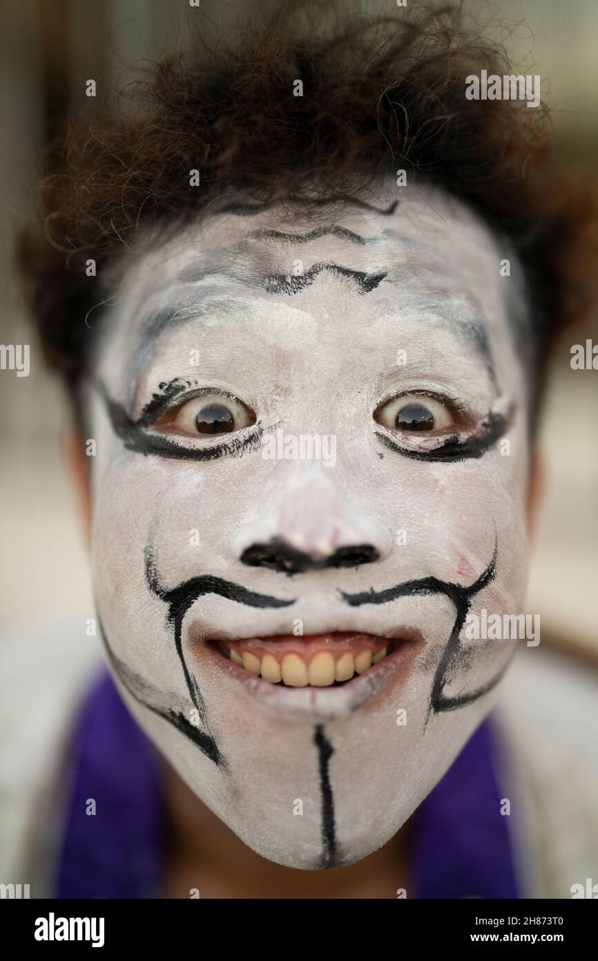 Chondara - traditionelle Clowns, die die Massen und Darsteller während der eisa-Tänze in Okinawa unterhalten. Stockfoto