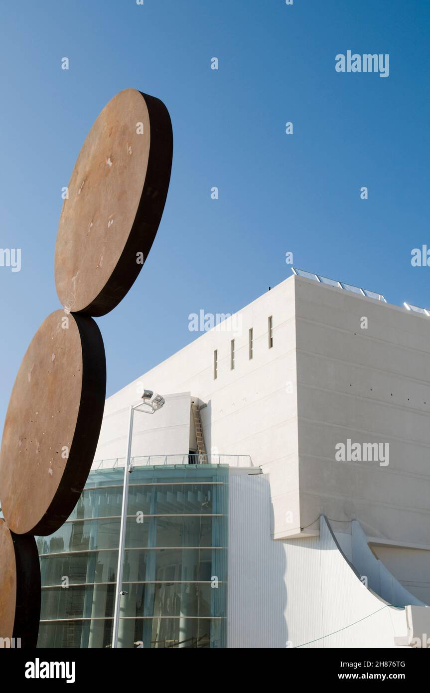 Israel, Tel Aviv das kürzlich rekonstruierte Gebäude der Habimah, Israels Nationaltheater (Oktober 2010). Skulptur „Überraschung“ (1974 von Menashe Kadishm Stockfoto